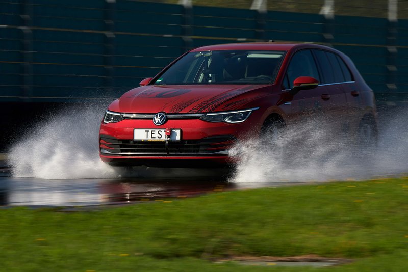 Insgesamt 18 bei Kompaktmodellen beliebte Sommerreifen hat der ADAC praktisch getestet. Foto: ADAC